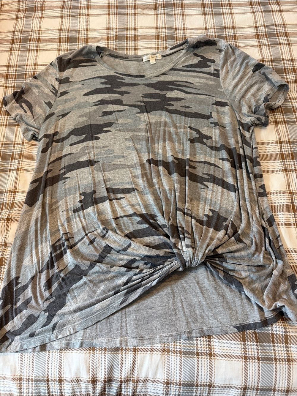 nine britton Gray Camo Twist-Front Short Sleeve Tee